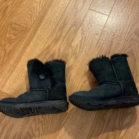 🥳Host Pick 🥳 UGG BAILEY BUTTON II Kids Black Boots (Size 4) - Picture 4 of 12